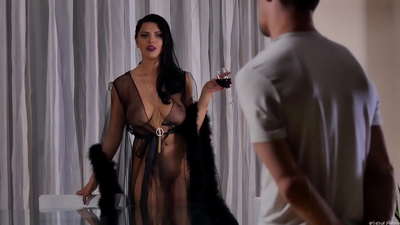 Slut Kira Queen ໄດ້ເຊື້ອເຊີນເພື່ອນບ້ານຂອງນາງສໍາລັບຊາແລະ fucked ເຂົາຢູ່ໃນຕາຕະລາງຄ່ໍາ